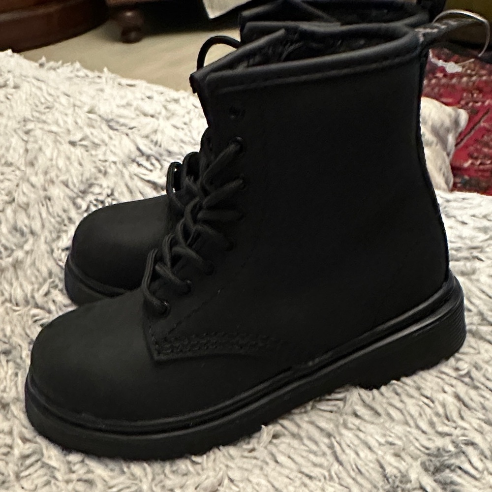 ✔️#66 BNWOT Kids Dr Marten Black Lace-Up Ankle Boots